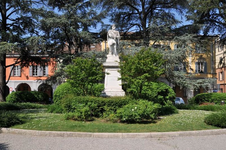 il monumento in piazza Garibaldi